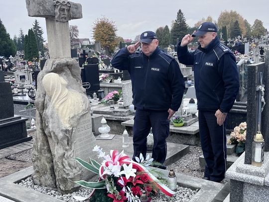 Jak co roku delegacja funkcjonariuszy tomaszowskiej komendy na czele z komendantem insp. Mariuszem Gajewskim odwiedziła miejsca pochówku i pamięci po zmarłych policjantach.