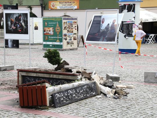 Demolka na Rynku Solnym w Zamościu. Wjechał w ludzi, potem w ławki