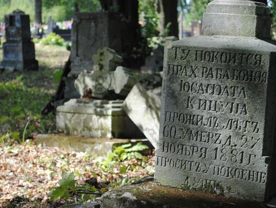 Zdjęcia prawosławnych i unickich nagrobków na cmentarzu w Dziekanowie wykonane w 2016 roku.