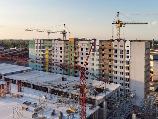 Projekt ustawy przygotowany przez Polskę 2050 przewiduje karanie deweloperów.