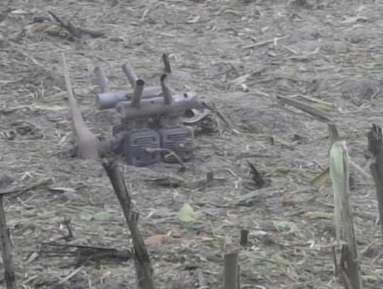 Drugi dzień poszukiwań części uzbrojonego drona, który spadł na pole kukurydzy. Szef MON mówi o rosyjskiej prowokacji. Padają pytania o to, czemu radary na wschodniej granicy nie wykryły maszyny.