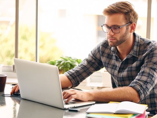 Dlaczego Twoja babcia widzi inne reklamy na Facebooku niż Ty?