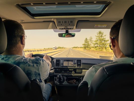 Dlaczego warto zamontować blokadę alkoholową w swoim samochodzie? Eksperci podają mnóstwo różnorodnych powodów