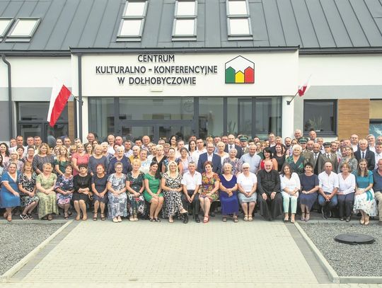 Na zdjęciu z otwarcia Centrum Kulturalno-Konferencyjnego jest około 130 uczestników. Wkrótce zostanie ono opublikowane w albumie poświęconym gminie Dołhobyczów.