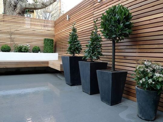 Drewno, rattan czy plastik - pytamy eksperta, który materiał jest najlepszy do ogrodu