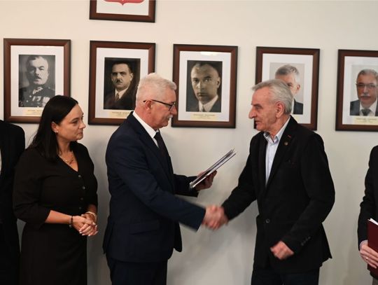 W obecności starosty zamojskiego Stanisława Grześko, wicestarosty Krzysztofa Rusztyna oraz burmistrz Zwierzyńca Edyty Wolanin podpisano 31 marca umowę z wykonawcą przebudowy drogi powiatowej Szczebrzeszyn–Topólcza–Zwierzyniec.