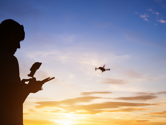 Po wybuchu wojny w Ukrainie drony przestały być zabawką. Coraz więcej osób zdobywa licencje i zarabia dzięki filmom, inspekcjom czy mapowaniu.