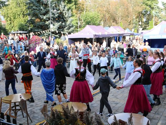 Niedzielne świętowanie rozpoczęło się od symbolicznego gestu - burmistrz Hrubieszowa przekazała młodzieży klucze do Hrubieszowa. Chwilę później plac opanowały pary tańczące reprezentacyjnego poloneza.