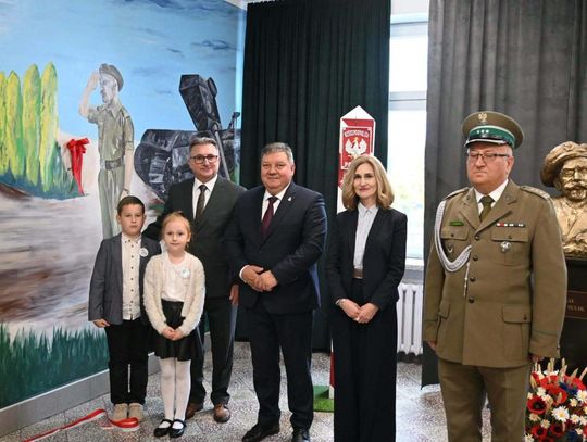 Obchody 30-lecia nadania imienia szkole w Lubyczy Królewskiej były okazją do zaprezentowania muralu namalowanego przed dyrektora szkoły Jerzego Garbacza, upamiętniającego gen. Nikodema Sulika.