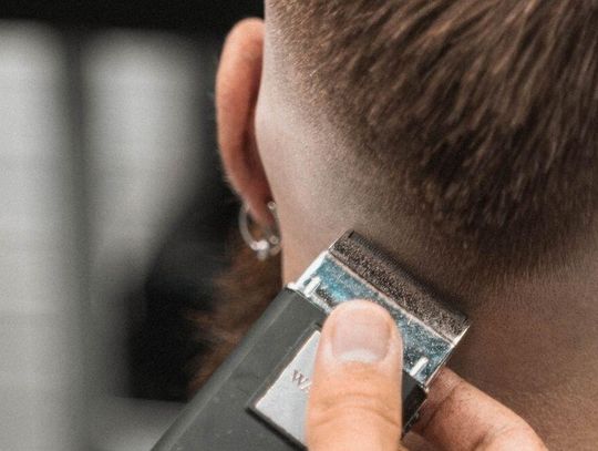 Dyrektor liceum kazał uczniowi natychmiast iść do fryzjera. Zagroził, że nie wpuści go na lekcje. Został zawieszony w obowiązkach.