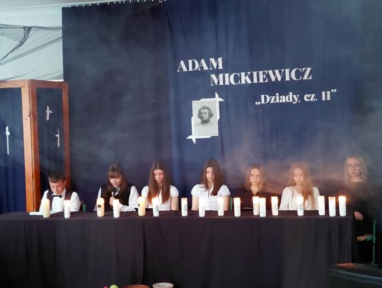 "Ciemno wszędzie, głucho wszędzie, co to będzie, co to będzie". Narodowe Czytanie w Tworyczowie.