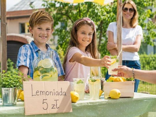 Dobra wiadomość dla dzieci, które podczas wakacji chcą sprzedawać lemoniadę, owoce albo przygotowane w domu ciasta.