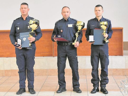 Drugi dzielnicowy w kraju w tym roku - asp. szt. Krzysztof Jańczuk (w środku) z komendy policji w Hrubieszowie, a dokładnie z posterunku policji w Trzeszczanach.