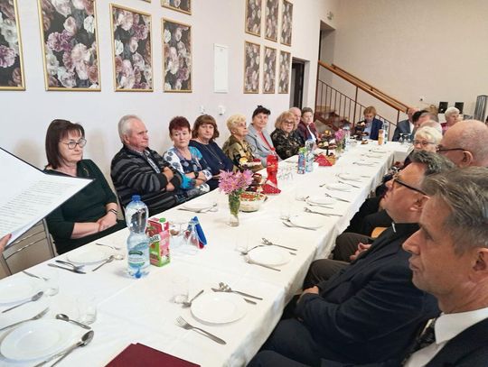 Dzień Seniora w Starym Zamościu Rodzinna atmosfera, wspólne rozmowy, poczęstunek, śpiew, muzyka i taniec sprawiły, że zorganizowane przez Klub Seniora w Starym Zamościu spotkanie trwało do zmierzchu.