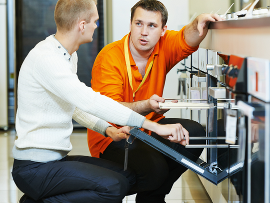 Chociaż inflacja spada, Polacy nie porzucili zdrowego rozsądku w wydawaniu pieniędzy.