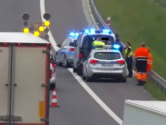 Jeden patrol policji nie dał rady. Na miejsce wezwano posiłki, ale w końcu udało się zatrzymać kierowcę, który nagle zaczął cofać na drodze ekspresowej.