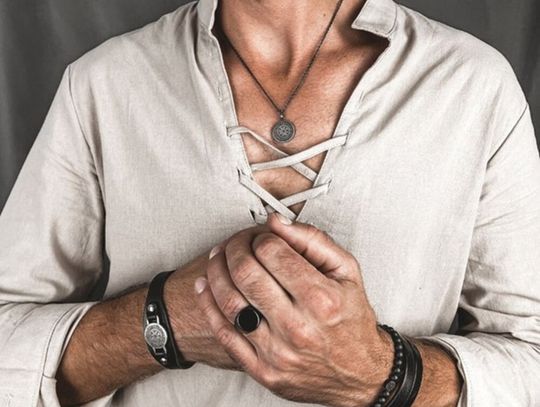 Elegancja czy energia? Ranking bransoletek z kamieni dla nowoczesnych mężczyzn