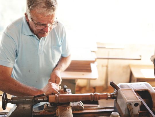 Emeryt idzie do pracy. Decyduje się na to coraz więcej seniorów Prawie milion emerytów pracuje. Rekordowo dużo.