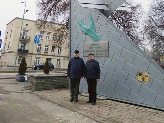 Pamiątką po TSWL jest stojący na cokole samolot TS-11 Iskra z numerem bocznym 1995. Przy nim Adam Kutyła i Ryszard Hejna.