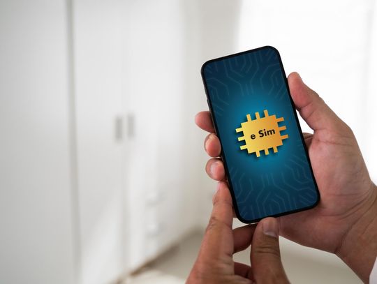 eSIM vs tradycyjna karta SIM - co wybrać w 2025 roku