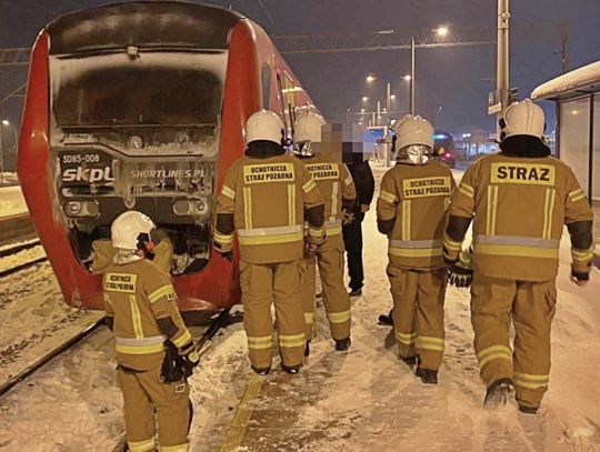 Nie pierwsza awaria pociągu „Czerwona Strzała”, który kursuje na trasie z Rzeszowa do Hrubieszowa. Tym razem konieczna była ewakuacja 200 podróżnych. Fot. OSP KSRG Sędziszów Małopolski