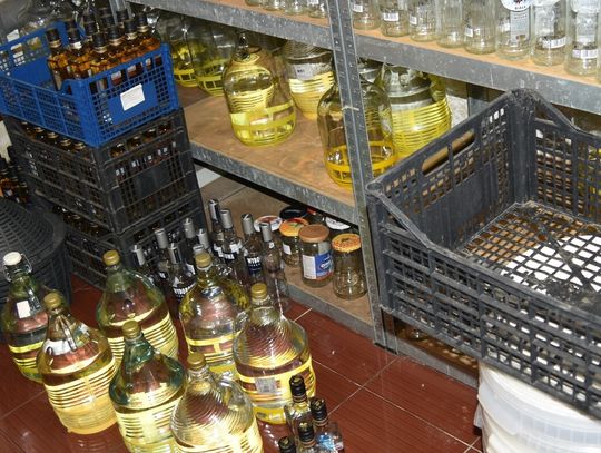 Policjanci zarekwirowali ponad 171 litrów gotowego, rozlanego do pojemników alkoholu, a także aż 1,5 tys. litrów zacieru (substratu), z którego w najbliższych dniach miały powstać kolejne setki litrów nielegalnie wytwarzanego bimbru.