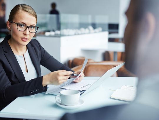 Faktoring odwrotny – czym jest i kiedy warto go stosować?