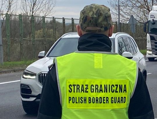 Straż Graniczna i policja rozbiły grupę fałszującą dokumenty dla cudzoziemców. Zatrzymano sześć osób, a ponad 100 musi opuścić Polskę.