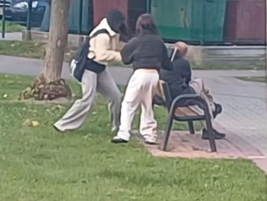 Od środy (8 października) w mediach społecznościowych krąży film, na którym dwie nastolatki uderzają mężczyznę jakimś przedmiotem w głowę.