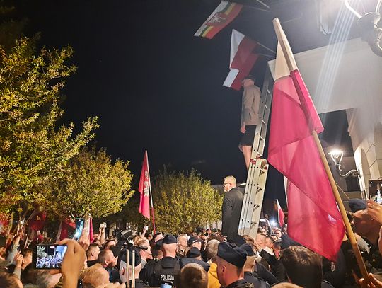 Grzegorz Braun w Białej Podlaskiej. Flaga Ukrainy zdjęta z urzędu miasta. Zobacz film