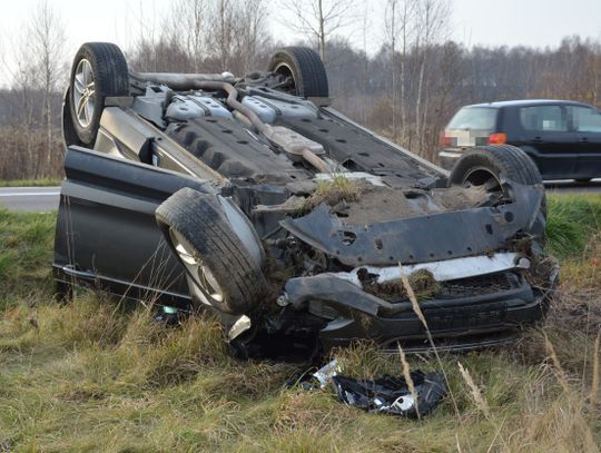 Ford dachował na poboczu. 45-latka w szpitalu