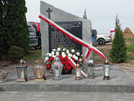 Na umocowanej na pomniku tablicy znajduje się napis: „Zamordowani przez ukraińskich faszystów”, a pod nim lista znanych z imienia i nazwiska ofiar mordu.