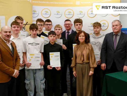 W tym roku Fundacja Parasol Roztocza przyznała 76 stypendiów i nagród dla uczniów klas patronackich Zespół Szkół Techniczno-Motoryzacyjnych w Tomaszowie Lubelskim.