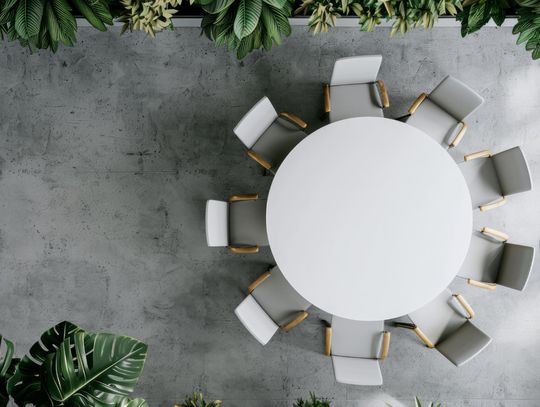 Gdzie najlepiej sprawdzą się stoły drewniane okrągłe?