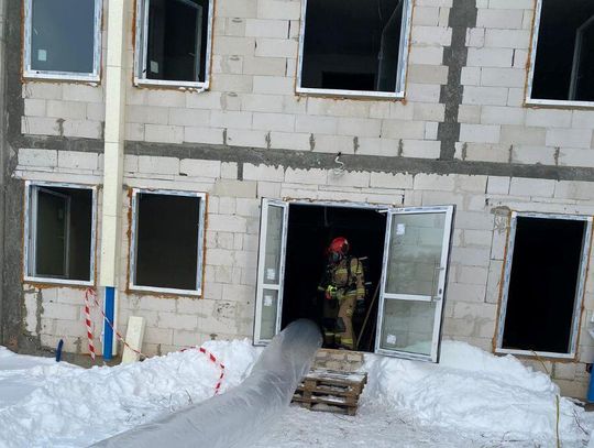 Specjalistycznymi antywybuchpowymi wentylatorami odessano cały gaz który ulotnił się z instalacji w piwnicy biurowca w Lipinie.