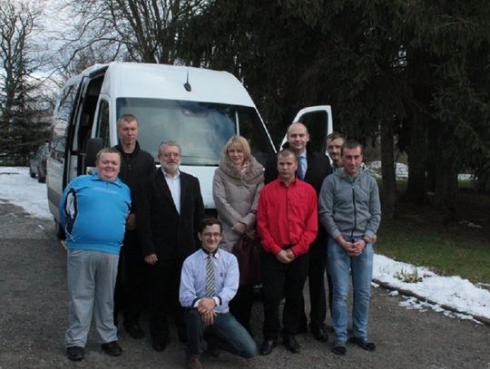 Gm. Dołhobyczów: Niepełnosprawni z WTZ w Oszczowie mają nowy bus
