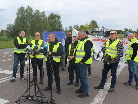 Po nieco ponad roku polscy przedstawiciele branży transportowej powrócili na słynne już skrzyżowanie drogi wojewódzkiej nr 816 z drogą krajową nr 12, aby wyraźnie zakomunikować swoje zaniepokojenie obecną sytuacją gospodarczą w kraju.