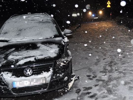 Gm. Frampol: Wypadek w Kolonii Sokołówka. Sypnęło śniegiem, zderzyły się trzy volkswageny