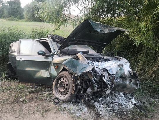 Kierujący Alfa Romeo na drodze gruntowej w gminie Grabowiec stracił panowanie nad pojazdem i wjechał do przydrożnego rowu.
