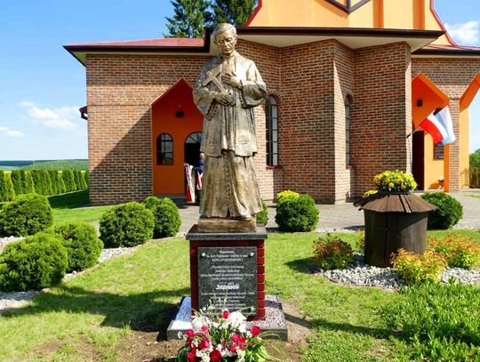 Gm. Grabowiec: W Ornatowicach odsłonięto pomnik bł. ks. Jerzego Popiełuszki W Ornatowicach (gm. Grabowiec) odbyła się 17 maja uroczystość odsłonięcia i poświęcenia pomnika bł. Jerzy Popiełuszko.