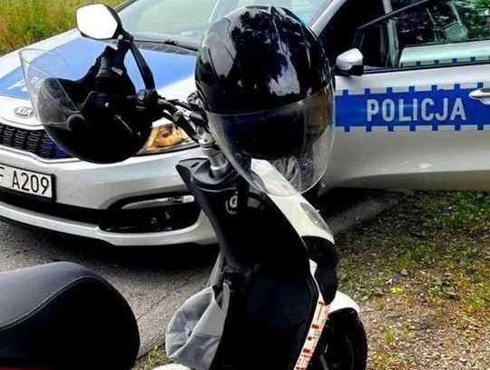 Kierowca motoroweru ruszał spod sklepu w Strzyżowie i wjechał wprost pod koła policyjnego radiowozu.