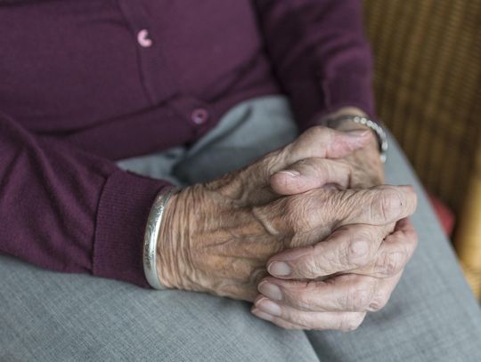 Gm. Józefów: Matka właściciela prywatnego domu opieki znęcała się nad seniorami. Jest wyrok