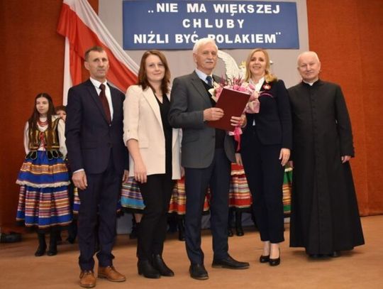 Roman Krawiec (w środku) został uhonorowany m. in. za za wspieranie lokalnych inicjatyw i promocję gminy. fot. SOK Komarów-Osada