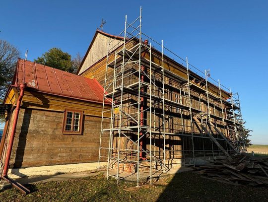 Za sprawą spróchniałych podwalin i zniszczonej konstrukcji świątyni groziła katastrofa budowlana, dlatego z dwóch stron podparto budynek grubymi 30-centymetrowymi balami.