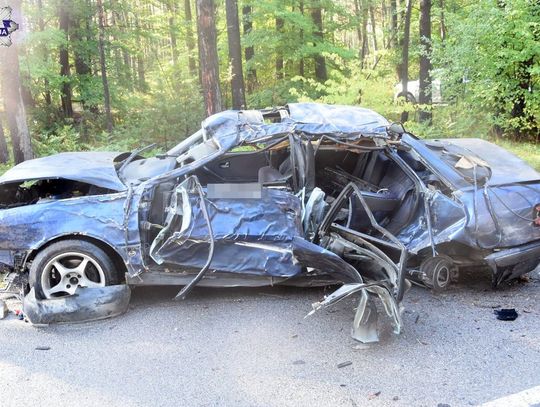 W Malewszczyźnie 20-letni kierowca Audi uderzył w drzewo.