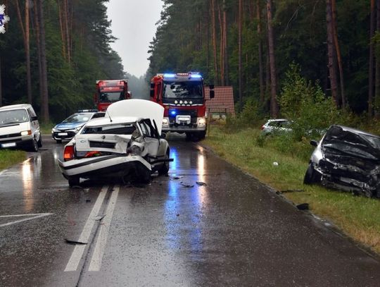 Kierująca VW zignorowała znak STOP, doprowadzając w Hutkach do wypadku z udziałem trzech pojazdów.