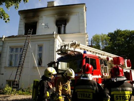 Gm. Krynice: Palił się zabytkowy dwór w Dzierążni (ZDJĘCIA)