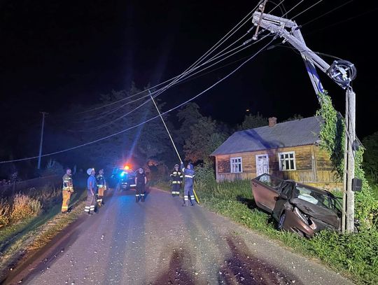 W miejscowości Zwiartów-Kolonia kierujący samochodem Kia stracił panowanie nad pojazdem i uderzył w słup energetyczny.