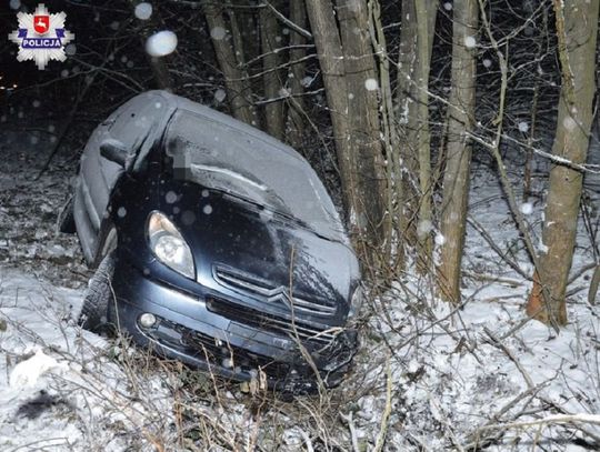 Gm. Księżpol: Citroen wpadł w poślizg, matka z dwójką dzieci wjechała w drzewo