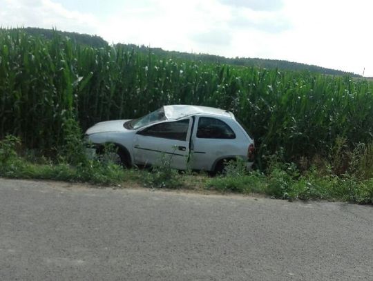 Gm. Księżpol: Opel dachował w polu, kierowca trafił do szpitala